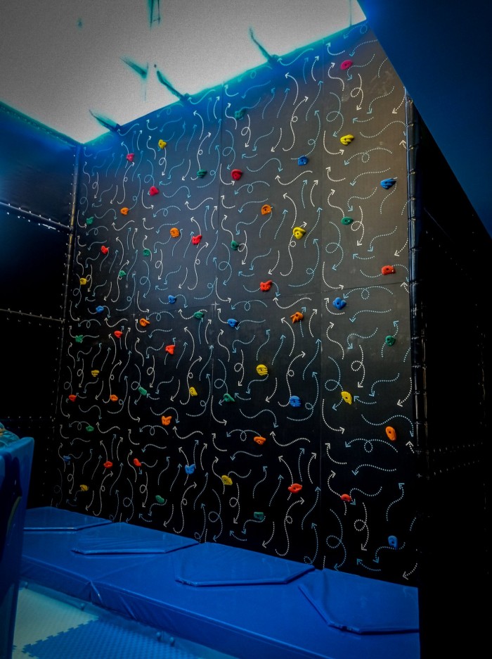Climbing Wall with Safety Equipment ( Kletterwand mit Sicherungsausrüstung )